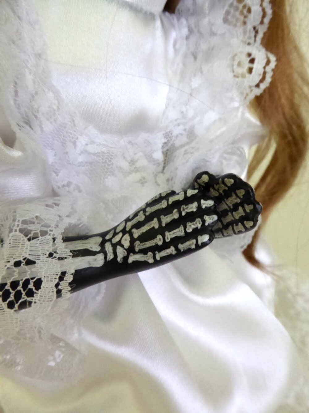 OOAK 11” KNEELING PRAYING SKELETON HORROR UNDEAD PORCELAIN DOLL PROP ODDITY - Picture 3 of 10